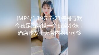 商场女厕全景偷拍长发皮裤少妇的极品一线小嫩鲍