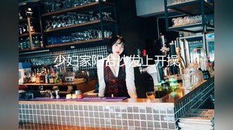 混血哥夜店勾搭上了一个腰间有纹身的漂亮美女酒店开房,看上去身材苗条偏瘦,没想到那对奶子那么大,后插时晃得美女受不了！