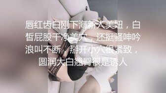 和闺蜜3女1男一起玩，一起翘着屁股玩弄大黑牛震动肥逼，很是诱惑喜欢不要错过