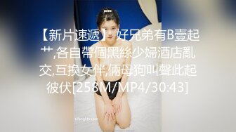 专注人前露出与路人同框美腿女神GI9ZA视图集，公园超市广场哪人多往哪去和老登一起锻炼 (6)