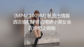 贵州一对小情侣，贱男骚女，假期溜达西湖公园，骚女突然发浪发豪想吃鸡巴，拉开男友拉链，跪下来口交深喉！爽死这婊子！