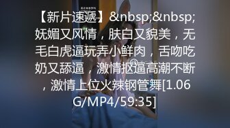 《监控破解》中年大叔第一次来情趣酒店开房约炮丰满少妇对各种设备有点好奇