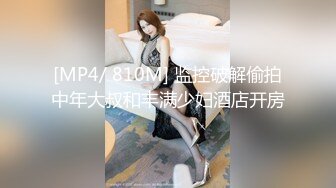 抹胸熟女试衣