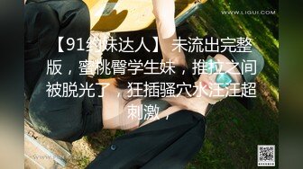 20岁活力美少女，掏出大奶子揉捏，圆润大肥臀脱下内裤，中指扣入粉穴高潮流出白浆